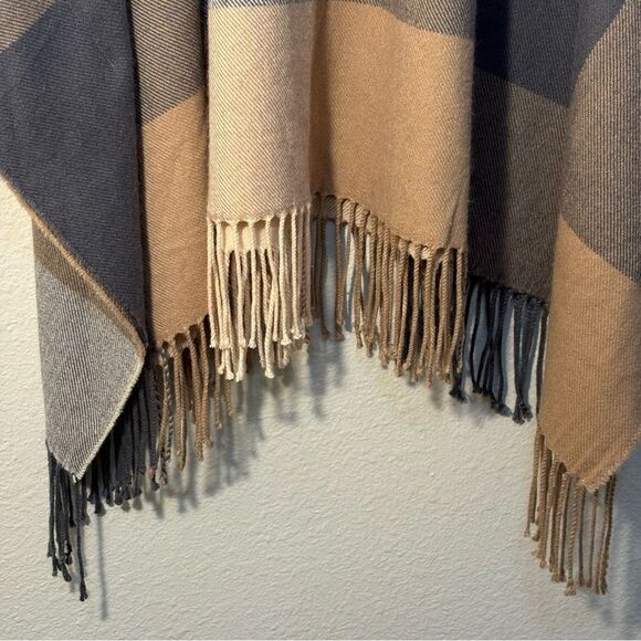 A New Day Poncho Flannel Fringe Plaid Women’s OS Cream Tan Brown Gray. - Picture 6 of 11